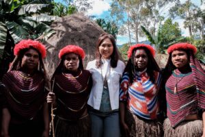 Wamenpar Ni Luh Puspa bersama warga.(Foto: Dok. Humas Kemenpar)