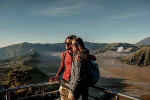 Turis asing menikmati keindahan Bromo.(Foto: Dok. Kemenpar)