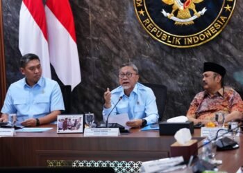Menteri Koordinator Bidang Pangan Zulkifli Hasan (tengah), Rabu (26/08/2026). Dari total SPPG yang beroperasi, sebanyak 3.515 SPPG di 324 kabupaten/kota belum memiliki SLHS, terdiri atas 3.060 SPPG yang belum mengajukan dan 455 SPPG yang tidak memenuhi syarat.(Foto: Website Kemensetneg)