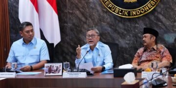 Menteri Koordinator Bidang Pangan Zulkifli Hasan (tengah), Rabu (26/08/2026). Dari total SPPG yang beroperasi, sebanyak 3.515 SPPG di 324 kabupaten/kota belum memiliki SLHS, terdiri atas 3.060 SPPG yang belum mengajukan dan 455 SPPG yang tidak memenuhi syarat.(Foto: Website Kemensetneg)