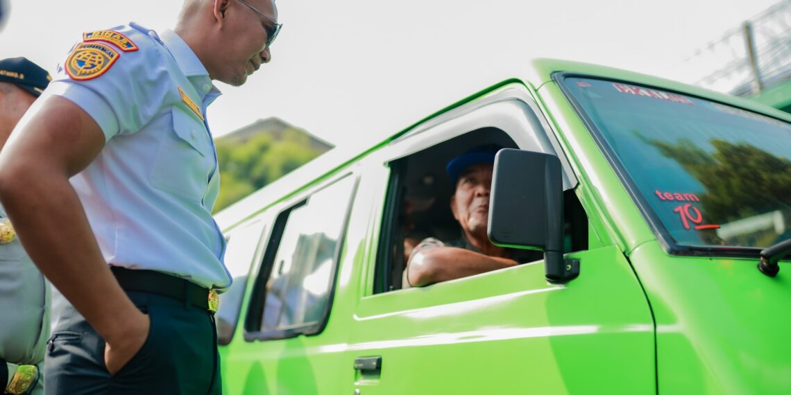Wakil Wali Kota Bogor, Jenal Mutaqin, pimpin penindakan angkot yang habis masa pakai.(Foto: Humas Pemkot Bogor)