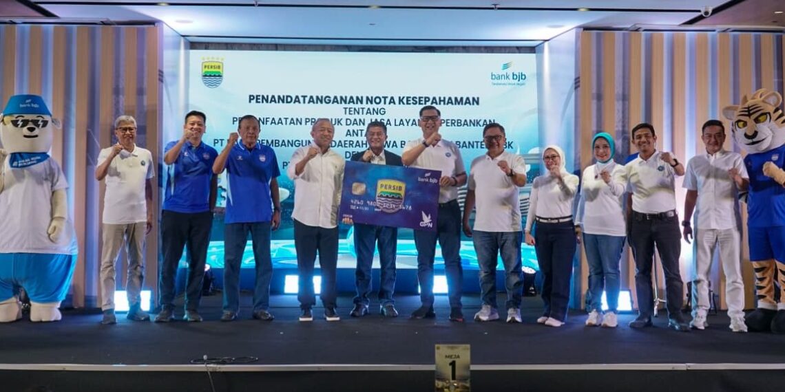 PT Bank Pembangunan Daerah Jawa Barat dan Banten Tbk (bank bjb) kembali memperkuat kolaborasi bersama PT Persib Bandung Bermartabat (PERSIB) melalui kerja sama sebagai Official Banking Partner PERSIB untuk musim kompetisi 2026.(Foto: Dok. bank bjb)