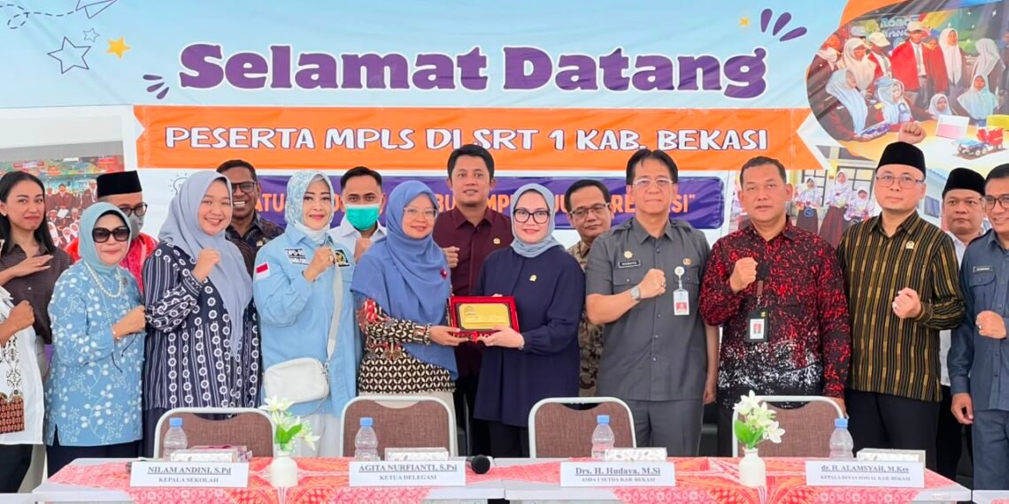 Anggota Komite III Dewan Perwakilan Daerah (DPD) Republik Indonesia (RI) Daerah Pemilihan Jawa Barat (Jabar) Agita Nurfianti (tengah baju biru tua) bersama jajaran Komite III DPD RI mengunjungi Sekolah Rakyat Terintegrasi (SRT) 1 Kabupaten Bekasi, Jabar, Selasa (8/9/2026).(Foto: Istimewa)