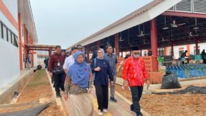 Anggota Komite III Dewan Perwakilan Daerah (DPD) Republik Indonesia (RI) Daerah Pemilihan Jawa Barat (Jabar) Agita Nurfianti (tengah baju biru tua) bersama jajaran Komite III DPD RI mengunjungi Sekolah Rakyat Terintegrasi (SRT) 1 Kabupaten Bekasi, Jabar, Selasa (8/9/2026).(Foto: Istimewa)