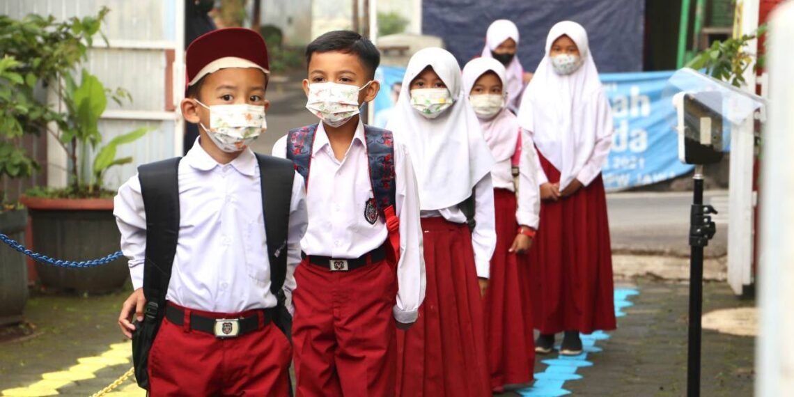 Siswa sekolah memakai masker sebagai antisipasi dari abu vulkanik erupsi Gunung Anak Krakakatau.(Foto: Humas Pemkot Bandung)