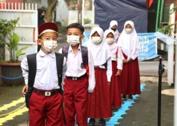 Siswa sekolah memakai masker sebagai antisipasi dari abu vulkanik erupsi Gunung Anak Krakakatau.(Foto: Humas Pemkot Bandung)
