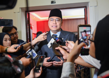 Wamenkomdigi Angga Raka Prabowo memberikan keterangan kepada awak media usai Upacara Peringatan Hari Bhakti Postel Ke-81 di Halaman Kantor Pusat PT Pos Indonesia, Bandung, Jawa Barat, Minggu (27/09/2026). Foto: Ahmad Tri Hawaari/Komdigi