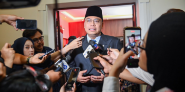 Wamenkomdigi Angga Raka Prabowo memberikan keterangan kepada awak media usai Upacara Peringatan Hari Bhakti Postel Ke-81 di Halaman Kantor Pusat PT Pos Indonesia, Bandung, Jawa Barat, Minggu (27/09/2026). Foto: Ahmad Tri Hawaari/Komdigi