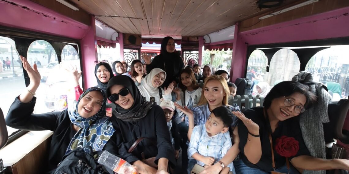 HARI JADI KOTA BANDUNG; Warga senang naik bandros dan TMB dengan tarif Rp 216.(Foto: Humas Pemkot Bandung)