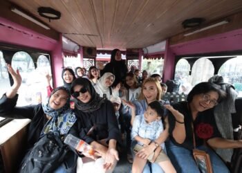 HARI JADI KOTA BANDUNG; Warga senang naik bandros dan TMB dengan tarif Rp 216.(Foto: Humas Pemkot Bandung)