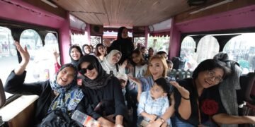 HARI JADI KOTA BANDUNG; Warga senang naik bandros dan TMB dengan tarif Rp 216.(Foto: Humas Pemkot Bandung)