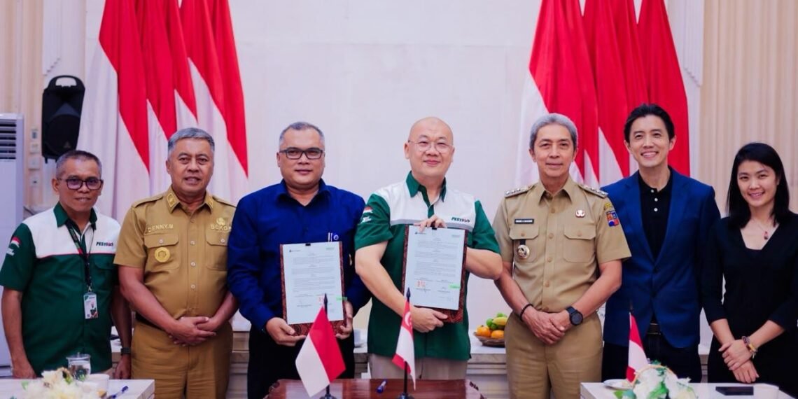 Wali Kota Bogor, Dedie A. Rachim, menyaksikan penandatanganan nota kesepahaman (MoU) antara Bank Perekonomian Rakyat (BPR) Bank Kota Bogor sebagai Badan Usaha Milik Daerah (BUMD) Pemerintah Kota (Pemkot) Bogor dengan Entech Global Singapore dan Group Pestigo di Paseban Suradipati, Senin (21/9/2026).(Foto: Humas Pemkot Bogor)