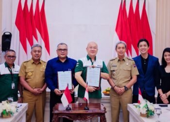 Wali Kota Bogor, Dedie A. Rachim, menyaksikan penandatanganan nota kesepahaman (MoU) antara Bank Perekonomian Rakyat (BPR) Bank Kota Bogor sebagai Badan Usaha Milik Daerah (BUMD) Pemerintah Kota (Pemkot) Bogor dengan Entech Global Singapore dan Group Pestigo di Paseban Suradipati, Senin (21/9/2026).(Foto: Humas Pemkot Bogor)