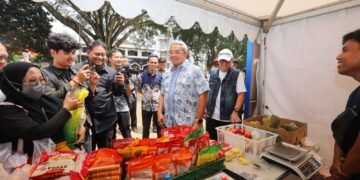 Wali Kota Bandung Muhammad Farhan di sela-sela kegiatan Bazmut di Lapangan Puter, Kelurahan Sadang Serang, Kecamatan Coblong, Jumat 11 September 2026.(Foto: Humas Pemkot Bandung)