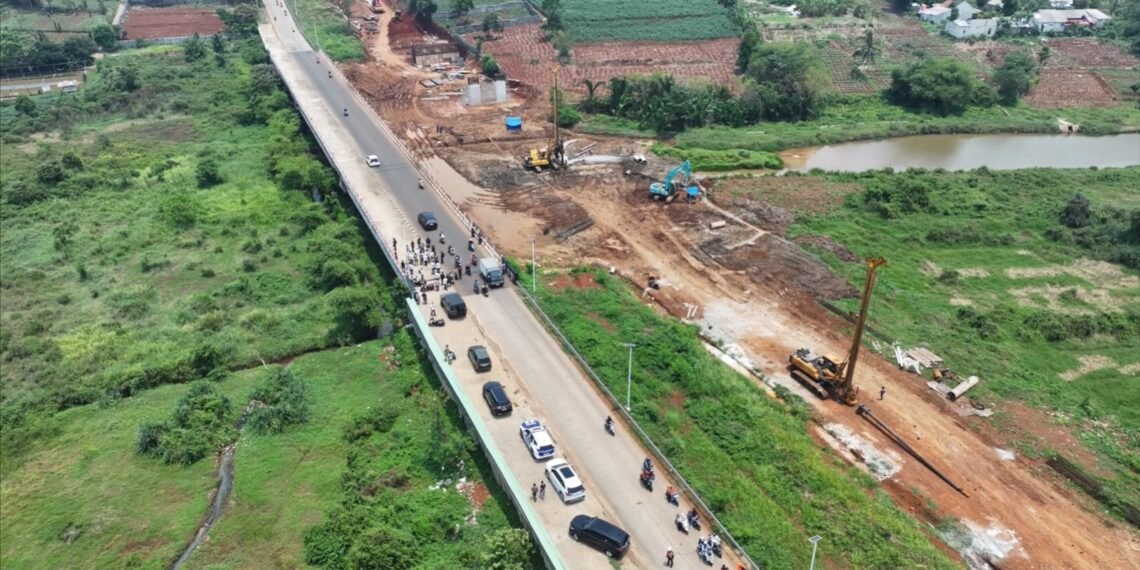 Bupati Bogor, Rudy Susmanto mendorong percepatan pembangunan Jembatan Situ Nanggerang yang berada di jalur Bojonggede–Kemang (Bomang), guna memastikan konektivitas antar wilayah di Kabupaten Bogor semakin optimal.(Foto: Diskominfo Kab. Bogor)