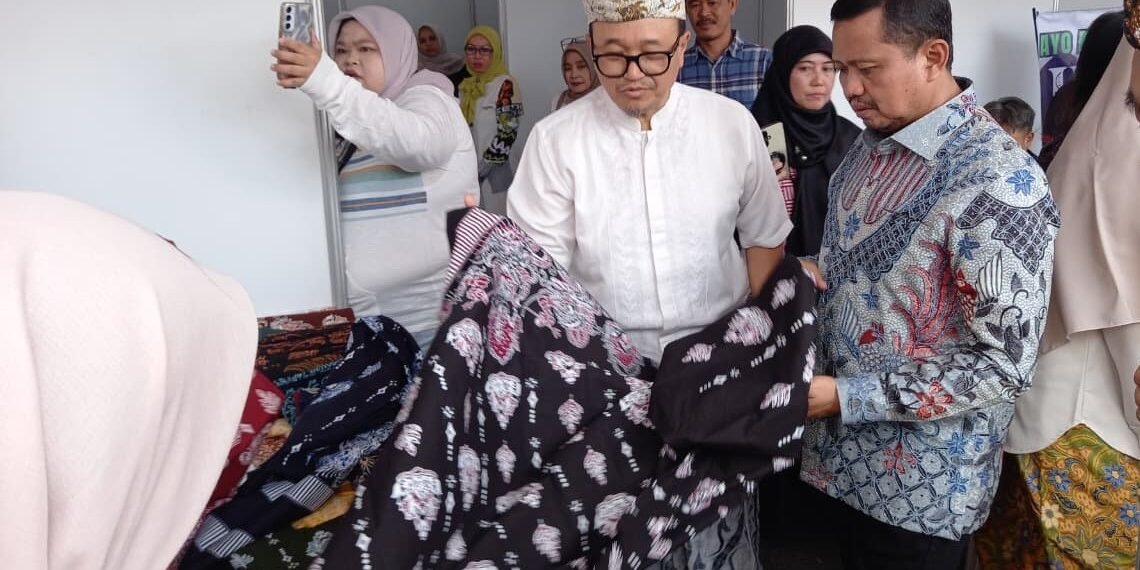 BATIK SUMEDANG: Bupati Sumedang Dony Ahmad Munir di sela penutupan rangkaian kegiatan Sumedang Membatik Tahun 2026 di Pendopo Kecamatan Sumedang Utara, Sabtu (20/9/2026) seperti dikabarkan Humas Sumedang.(Foto: Diskominfo Kab. Sumedang)