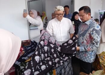 BATIK SUMEDANG: Bupati Sumedang Dony Ahmad Munir di sela penutupan rangkaian kegiatan Sumedang Membatik Tahun 2026 di Pendopo Kecamatan Sumedang Utara, Sabtu (20/9/2026) seperti dikabarkan Humas Sumedang.(Foto: Diskominfo Kab. Sumedang)