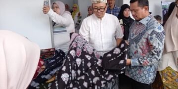 BATIK SUMEDANG: Bupati Sumedang Dony Ahmad Munir di sela penutupan rangkaian kegiatan Sumedang Membatik Tahun 2026 di Pendopo Kecamatan Sumedang Utara, Sabtu (20/9/2026) seperti dikabarkan Humas Sumedang.(Foto: Diskominfo Kab. Sumedang)