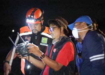 Bupati Bogor Rudy Susmanto menyimak pemaparan petugas drone thermal. Pada kesempatan itu Bupati menargetkan kebakaran TPA Galuga tuntas sebelum 17 September 2026.(Foto: Diskominfo Kab. Bogor)