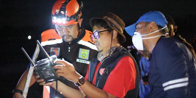 Bupati Bogor Rudy Susmanto menyimak pemaparan petugas drone thermal. Pada kesempatan itu Bupati menargetkan kebakaran TPA Galuga tuntas sebelum 17 September 2026.(Foto: Diskominfo Kab. Bogor)