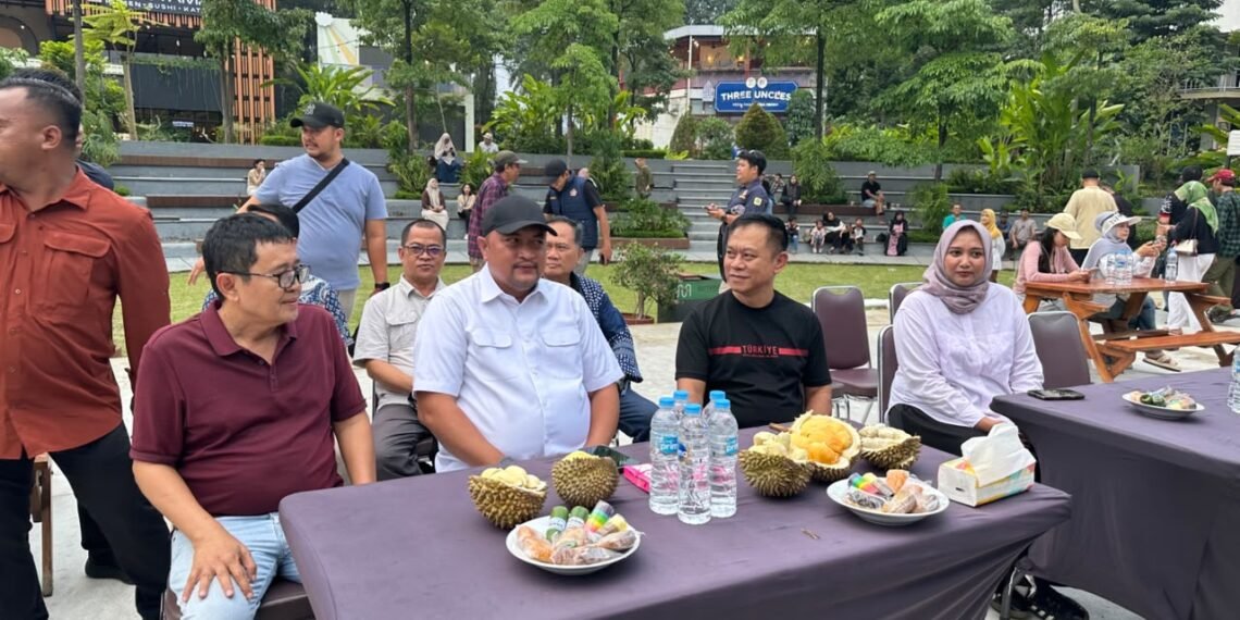 Bupati Bogor Rudy Susmanto (kemeja putih) menghadiri Festival Durian yang berlangsung di Taman Budaya Sentul City, Sabtu (26/9/2026).(Foto: Diskominfo Kab. Bogor)