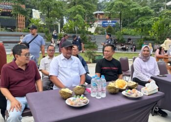 Bupati Bogor Rudy Susmanto (kemeja putih) menghadiri Festival Durian yang berlangsung di Taman Budaya Sentul City, Sabtu (26/9/2026).(Foto: Diskominfo Kab. Bogor)