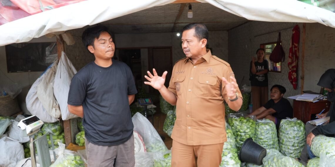 Bupati Sumedang Dony Ahmad Munir berbicara dengan petani di Cibubut.(Foto: Diskominfo Pemkab Sumedang)