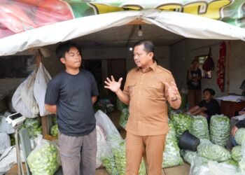 Bupati Sumedang Dony Ahmad Munir berbicara dengan petani di Cibubut.(Foto: Diskominfo Pemkab Sumedang)
