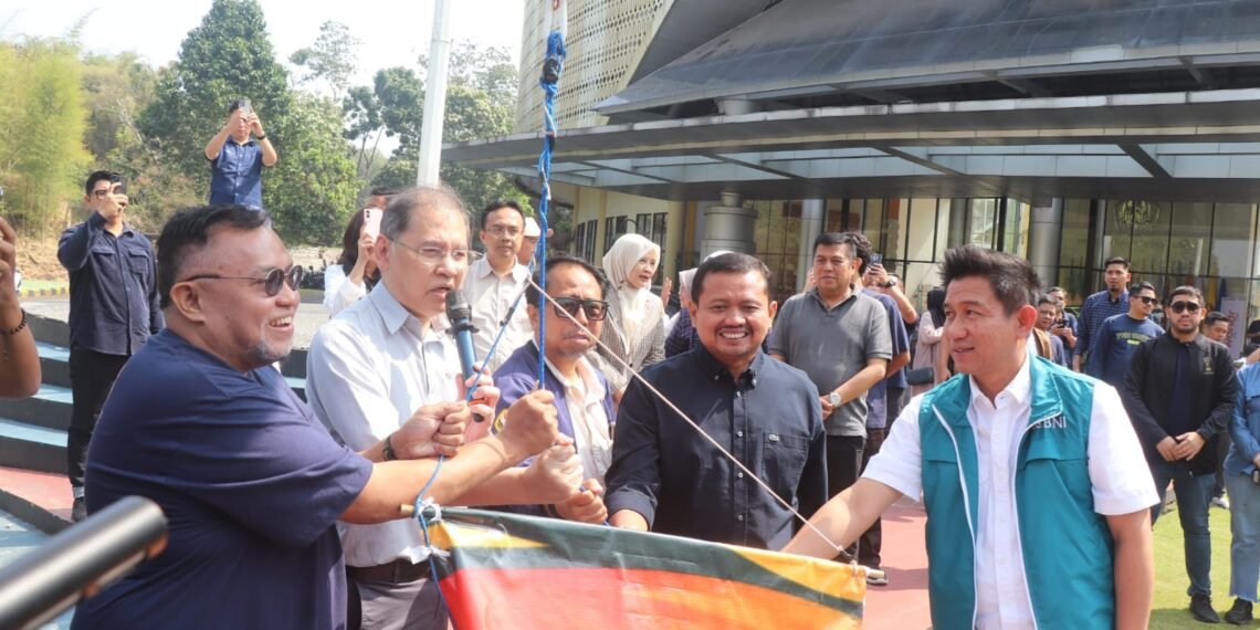 Bupati Sumedang Dony Ahmad Munir membuka Homecoming Festival Ikatan Keluarga Alumni (IKA) Universitas Padjadjaran (Unpad) 2026 di Balai Sawala Rektorat Unpad, Jatinangor, Sabtu (19/9/2026).(Foto: Humas Pemkab Sumedang)