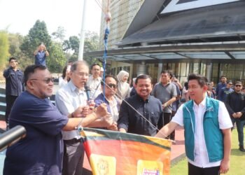 Bupati Sumedang Dony Ahmad Munir membuka Homecoming Festival Ikatan Keluarga Alumni (IKA) Universitas Padjadjaran (Unpad) 2026 di Balai Sawala Rektorat Unpad, Jatinangor, Sabtu (19/9/2026).(Foto: Humas Pemkab Sumedang)