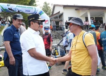 Bupati Sumedang di West Java Paragliding Championship 2026.(Foto: Diskominfo Kab Sumedang)