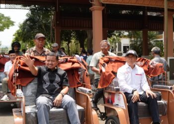 Bupati Sumedang Dony Ahmad Munir di atas becak listrik.(Foto: Humas Pemkab Sumedang)