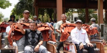 Bupati Sumedang Dony Ahmad Munir di atas becak listrik.(Foto: Humas Pemkab Sumedang)
