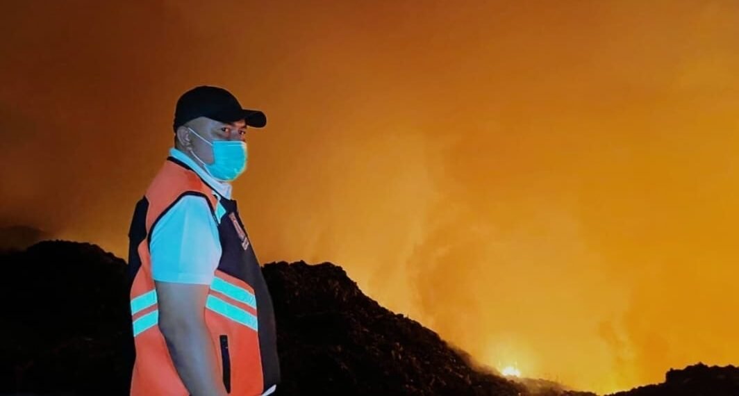 Bupati Bogor Rudy Susmanto turun langsung menangani kebakaran lahan di area Tempat Pengolahan Akhir Sampah (TPAS) Galuga, Desa Galuga, Kecamatan Cibungbulang, Kabupaten Bogor, Selasa (8/9/2026) dini hari.(Foto: Diskominfo Kab. Bogor)