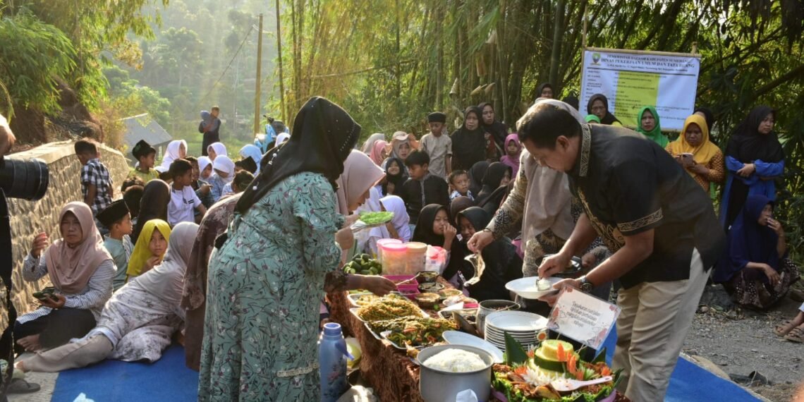 Sebagai bentuk rasa Syukur atas pembangunan jalan, warga menggelar ngaliwet bersama Bupati Sumedang Dony Ahmad Munir, Kamis sore(3/9/2026).(Foto: Diskominfo Kab Sumedang)