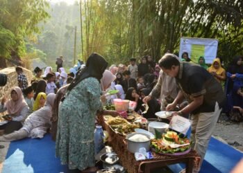 Sebagai bentuk rasa Syukur atas pembangunan jalan, warga menggelar ngaliwet bersama Bupati Sumedang Dony Ahmad Munir, Kamis sore(3/9/2026).(Foto: Diskominfo Kab Sumedang)