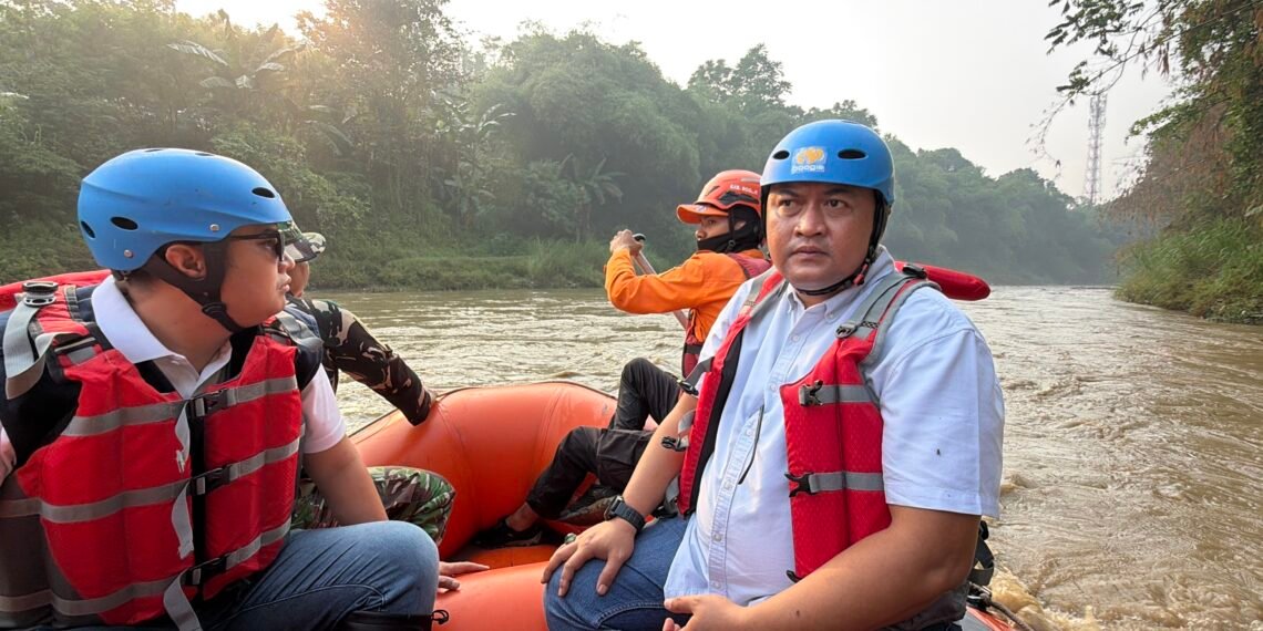 Bupati Bogor Rudy Susmanto gerak cepat menindaklanjuti aduan masyarakat terkait dugaan pencemaran Sungai Cileungsi dengan melakukan penyisiran langsung bersama TNI, Polri, pegiat lingkungan, perangkat daerah, pemerintah kecamatan dan desa, serta PDAM Kabupaten Bogor, Sabtu (19/9/2026).(Foto: Humas Pemkab Bogor)