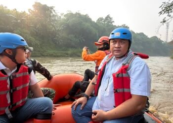 Bupati Bogor Rudy Susmanto gerak cepat menindaklanjuti aduan masyarakat terkait dugaan pencemaran Sungai Cileungsi dengan melakukan penyisiran langsung bersama TNI, Polri, pegiat lingkungan, perangkat daerah, pemerintah kecamatan dan desa, serta PDAM Kabupaten Bogor, Sabtu (19/9/2026).(Foto: Humas Pemkab Bogor)