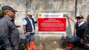 Pemasangan papan pengawasan.(Foto: Humas Pembak Bogor)