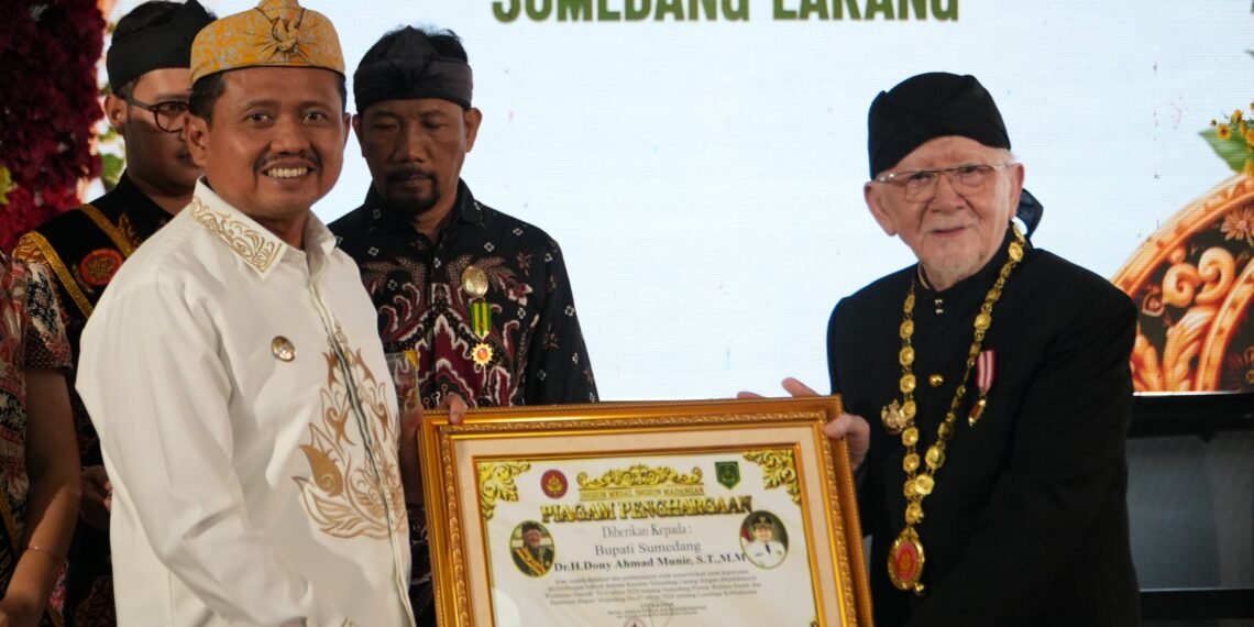 Bupati Sumedang Dony Ahmad Munir menerima Piagam Penghargaan dari Keraton Sumedang Larang yang diserahkan Sri Radya Keraton Sumedang Larang Lukman Soemadisoeria di Museum Srimanganti, Kamis (24/9/2026).(Foto: Humas Pemkab Sumedang)