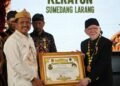 Bupati Sumedang Dony Ahmad Munir menerima Piagam Penghargaan dari Keraton Sumedang Larang yang diserahkan Sri Radya Keraton Sumedang Larang Lukman Soemadisoeria di Museum Srimanganti, Kamis (24/9/2026).(Foto: Humas Pemkab Sumedang)