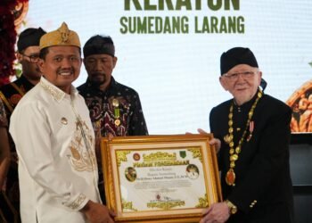 Bupati Sumedang Dony Ahmad Munir menerima Piagam Penghargaan dari Keraton Sumedang Larang yang diserahkan Sri Radya Keraton Sumedang Larang Lukman Soemadisoeria di Museum Srimanganti, Kamis (24/9/2026).(Foto: Humas Pemkab Sumedang)