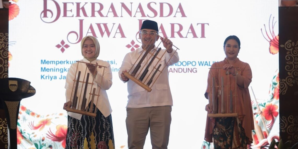 Wali Kota Bandung, Muhammad Farhan menyambut Ketua Dekranasda Provinsi Jawa Barat bersama seluruh Ketua Dekranasda dari 27 kabupaten/kota se-Jawa Barat dalam rangka Rapat Kerja Daerah (Rakerda) Dekranasda Provinsi Jawa Barat Tahun 2026 di Kota Bandung.(Foto: Humas Pemkot Bandung)