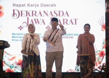 Wali Kota Bandung, Muhammad Farhan menyambut Ketua Dekranasda Provinsi Jawa Barat bersama seluruh Ketua Dekranasda dari 27 kabupaten/kota se-Jawa Barat dalam rangka Rapat Kerja Daerah (Rakerda) Dekranasda Provinsi Jawa Barat Tahun 2026 di Kota Bandung.(Foto: Humas Pemkot Bandung)
