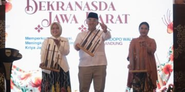 Wali Kota Bandung, Muhammad Farhan menyambut Ketua Dekranasda Provinsi Jawa Barat bersama seluruh Ketua Dekranasda dari 27 kabupaten/kota se-Jawa Barat dalam rangka Rapat Kerja Daerah (Rakerda) Dekranasda Provinsi Jawa Barat Tahun 2026 di Kota Bandung.(Foto: Humas Pemkot Bandung)