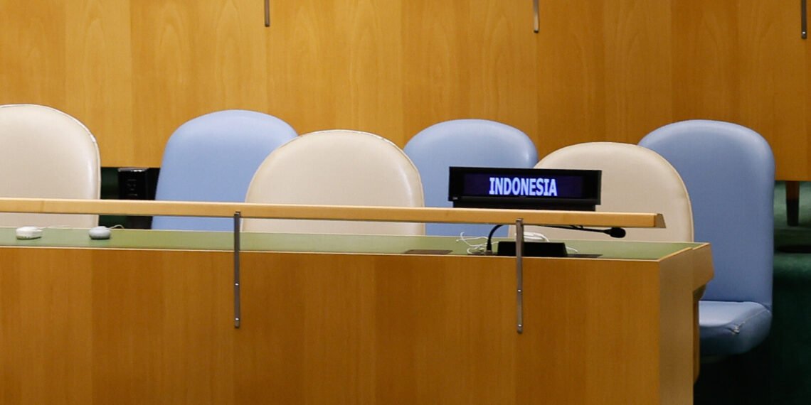 Delegasi Indonesia melakukan aksi walkout atau meninggalkan ruang pertemuan bersama delegasi dari berbagai negara saat Perdana Menteri Israel, Benjamin Netanyahu, akan menyampaikan pidato dalam sesi Debat Umum pada Sidang Majelis Umum (SMU) ke-81 PBB di New York (24/09).(Foto: Dok. Kemlu)