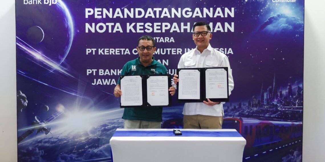 Direktur Utama KAI Commuter Mochamad Purnomosidi (kiri) dan Direktur Utama bank bjb Ayi Subarna.(Foto: Website bank bjb)