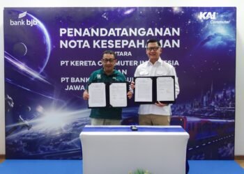 Direktur Utama KAI Commuter Mochamad Purnomosidi (kiri) dan Direktur Utama bank bjb Ayi Subarna.(Foto: Website bank bjb)