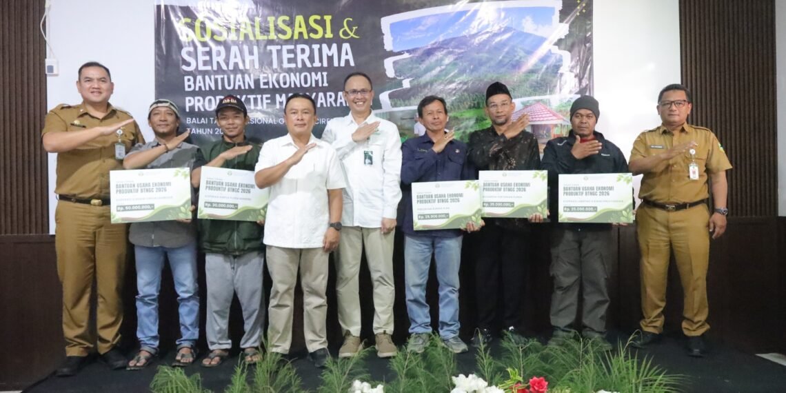 Bupati Kuningan Dian Rachmat Yanuar (tengah paling depan) saat menghadiri Sosialisasi dan Serah Terima Bantuan Ekonomi Produktif Masyarakat yang digelar Balai Taman Nasional Gunung Ciremai (BTNGC) di Aula BTNGC Kuningan, Selasa (22/9/2026).(Foto: Diskominfo Kab Kuningan)