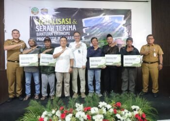 Bupati Kuningan Dian Rachmat Yanuar (tengah paling depan) saat menghadiri Sosialisasi dan Serah Terima Bantuan Ekonomi Produktif Masyarakat yang digelar Balai Taman Nasional Gunung Ciremai (BTNGC) di Aula BTNGC Kuningan, Selasa (22/9/2026).(Foto: Diskominfo Kab Kuningan)